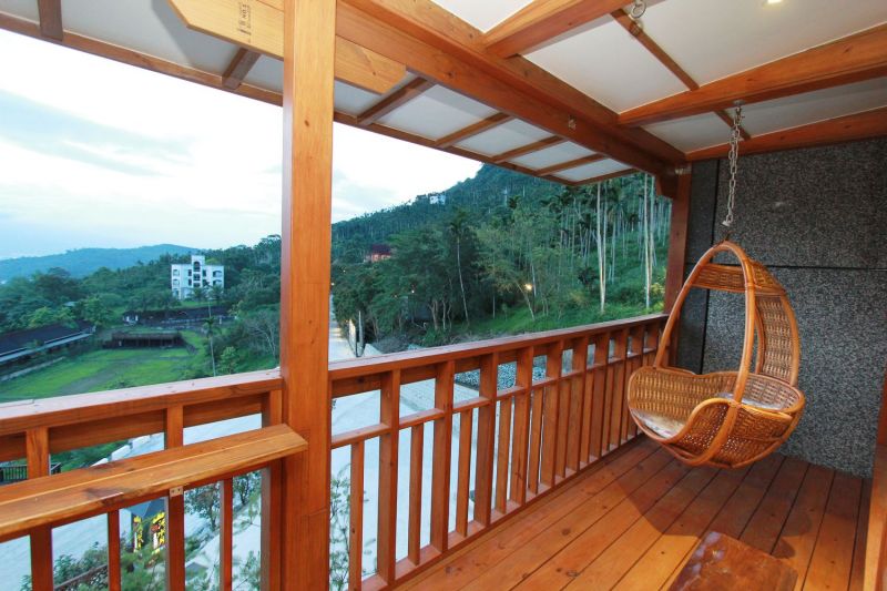房外的小陽台特意設置了南洋風藤椅 ，讓人悠閒坐看風景。（攝影／陳德偉）