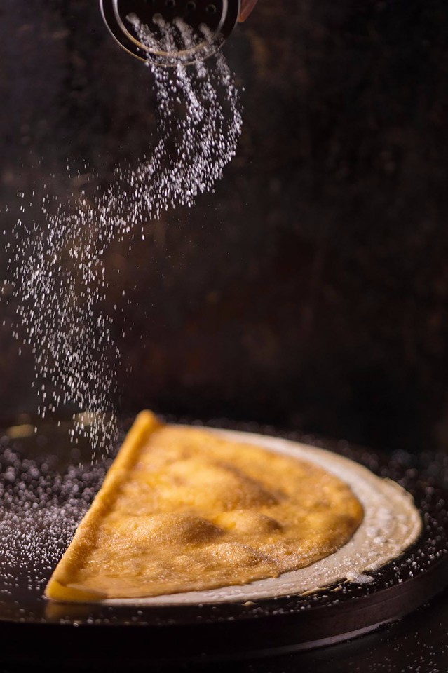 法式原味可麗餅製作過程中會灑上砂糖增添口感及風味。
