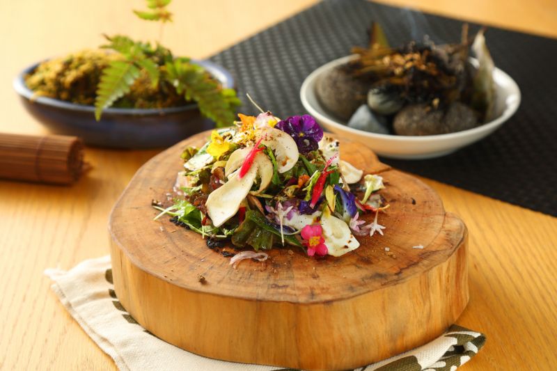 英雄花園沙拉採用當季現摘食用花草，搭配用蘑菇烘烤的餅乾屑、松露油、紅糖 薑粉等創造多元層次。(林勝中攝)