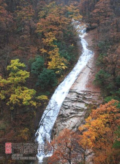 瀑布聞名的天堂寨，秋天水景更有詩意。圖片來源:天堂寨官網