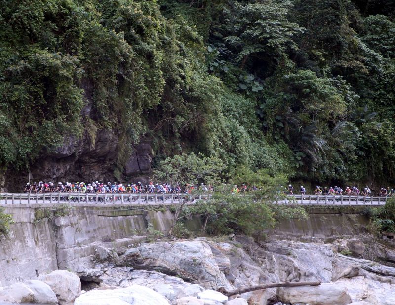 2016台灣自行車登山王挑戰，車手行經燕子口 。中華民國自行車騎士協會／提供。