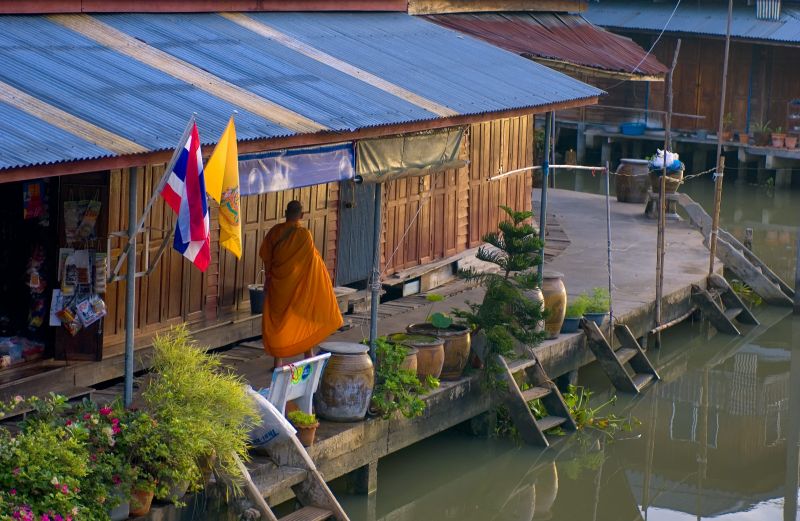 清晨時會有和尚至安帕瓦水上市場化緣（圖片來源：泰國觀光局授權）