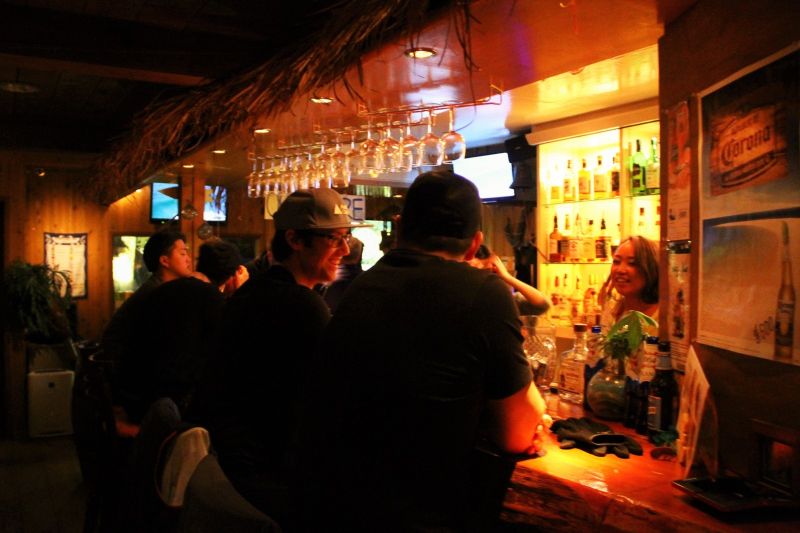 The Beach Bar的吧台，客人們正在和可愛的店員聊天。(photo by 阿福)