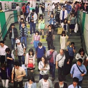對於東京人來說無奈的通勤時間（圖片來源：WORK LIFE IN JAPAN）