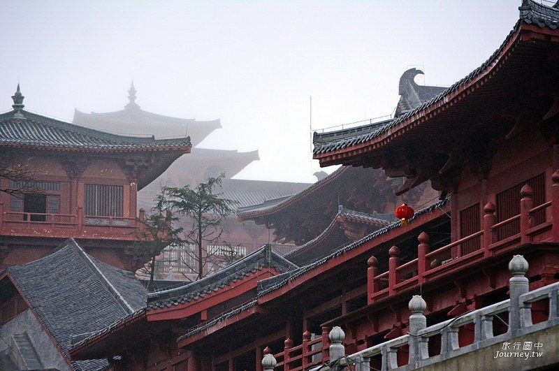 雨水中的金佛寺 (圖片來源：許傑)
