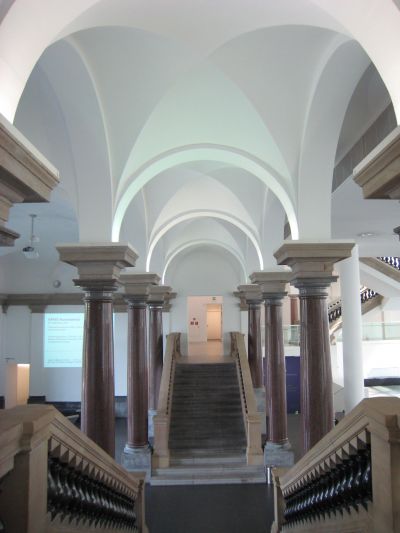 仿古典的柱式與對稱的樓梯，是原有舊建築希望塑造的公署建築紀念性。(攝影/林芳怡)