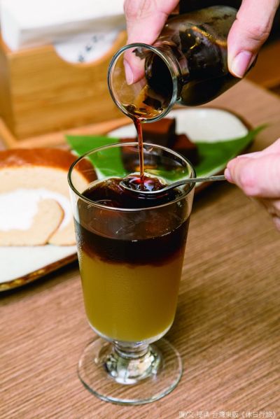 青田七六所提供融合甘蔗汁的冰滴咖啡，喝起來別有風味。（台灣東販提供）