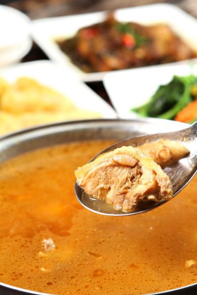 濃郁清甜的燒酒雞湯頭，帶著淡淡酒香，搭配自家養殖的放山雞，富有彈性的肉質，讓人好驚豔。