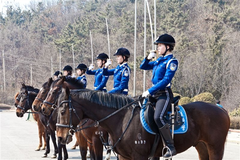 大連的女騎警英氣颯爽，成為當地的特色。 
