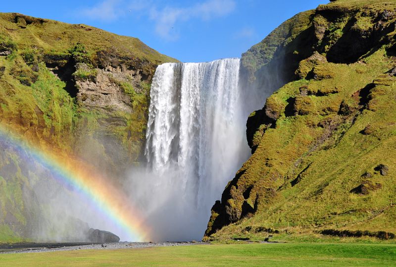 旅行時，一定要挑天晴朗的日子來到瀑布前，欣賞那高掛於水花上完整的彩虹。（圖片來源：123RF）