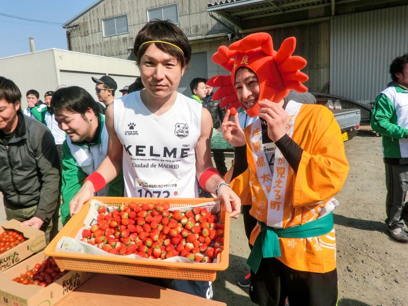 現場有超多的草莓提供給跑者享用。