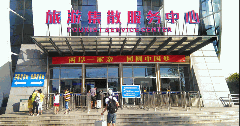 湄洲島應該是中國各地中，台灣旅客密度最高的地方，當然少不了紅色的喊話標語(圖片來源：yeahyeahyeah攝)