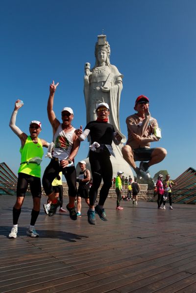 跑完高難度的「馬祖國際馬拉松」，在媽祖巨神像前來張逗趣合影吧！（圖片提供／余政哲）