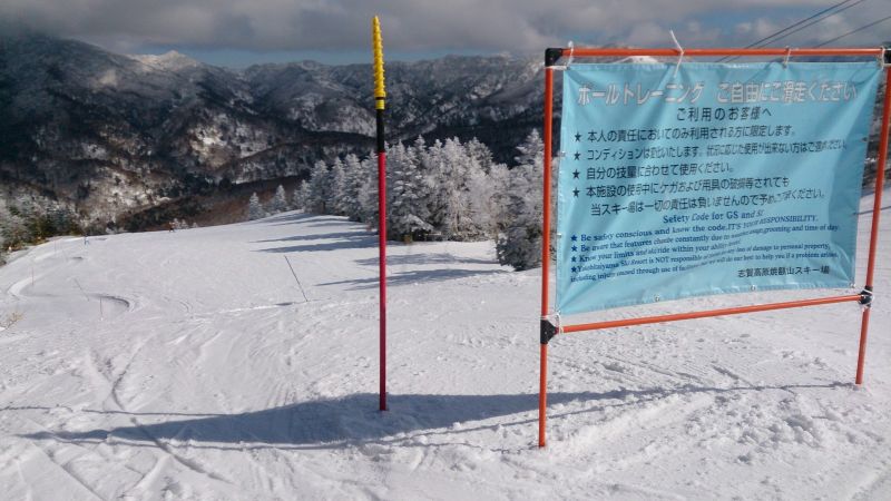 雪場設置的標竿區。(photo by 阿福)