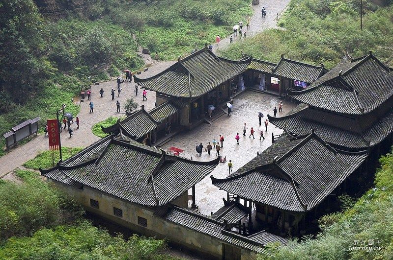 在一陣陣小雨及雲霧纏繞下，讓這永福官驛的中國式風情的建築披上了一點神秘的色彩，更顯出一點滄桑 (圖片來源：許傑)