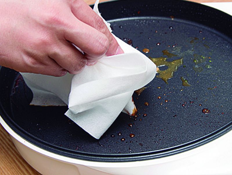 只要拿廚房紙巾稍微沾水， 就可輕鬆清除烤盤上的油汙。（旗標出版提供）