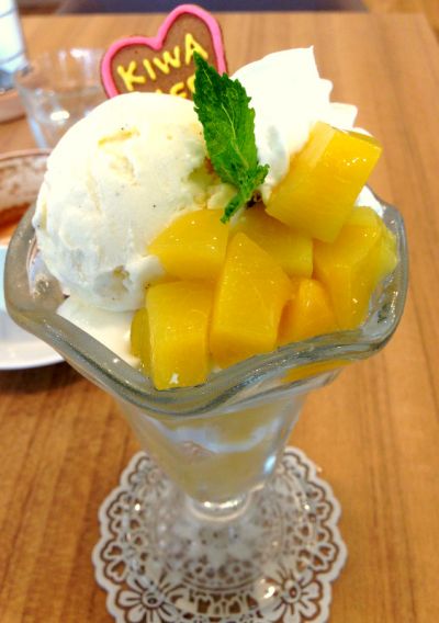 芒果加上水蜜桃口味的聖代，讓不愛吃冰的自己難得點上一份。（圖片來源：Sunny）