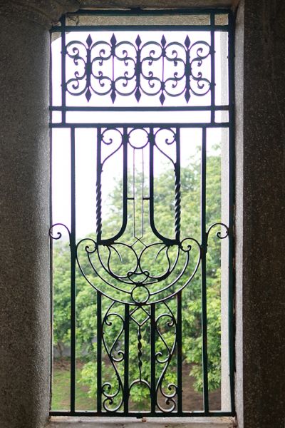 二樓安裝了鑄鐵窗，圖騰線條精緻複雜優雅，兩側的鐵窗圖案中還藏有仙桃，也算是一種中西合璧。；圖片提供/馬可孛羅