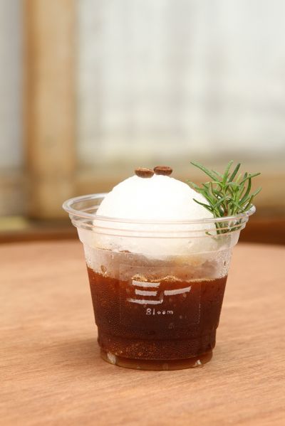 6月份推出以清冰注入冰鎮義式濃縮咖啡真武湯（NT$120）。（盧育君 攝影）