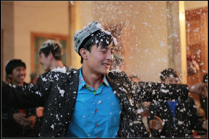 維吾爾族19歲的新郎官小夥子，在彩球噴霧下翩然起舞。圖／曾達仁 Daren 提供