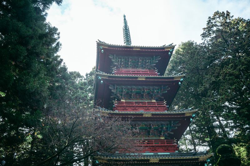 東照宮內的五重塔位於參道之旁，由「大名」（有相當勢力的武士）所捐贈的給宮內的。（圖片來源：Louis Liu）