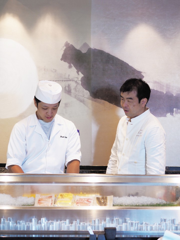 高木一雄(右)五年前受香格里拉台北遠東大飯店之邀，於酒店七樓擔任主廚。(劉宸嘉攝)