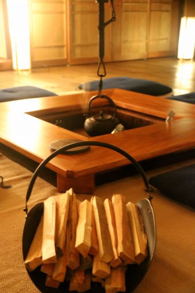 圍爐是日式老宅中常有的設施。(《大人的關西私旅》提供)
