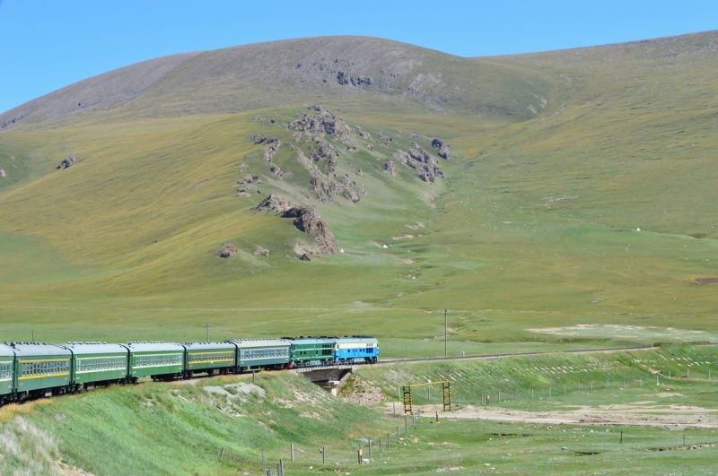 新疆維吾爾自治區_天山與火車(圖：欣傳媒圖庫)