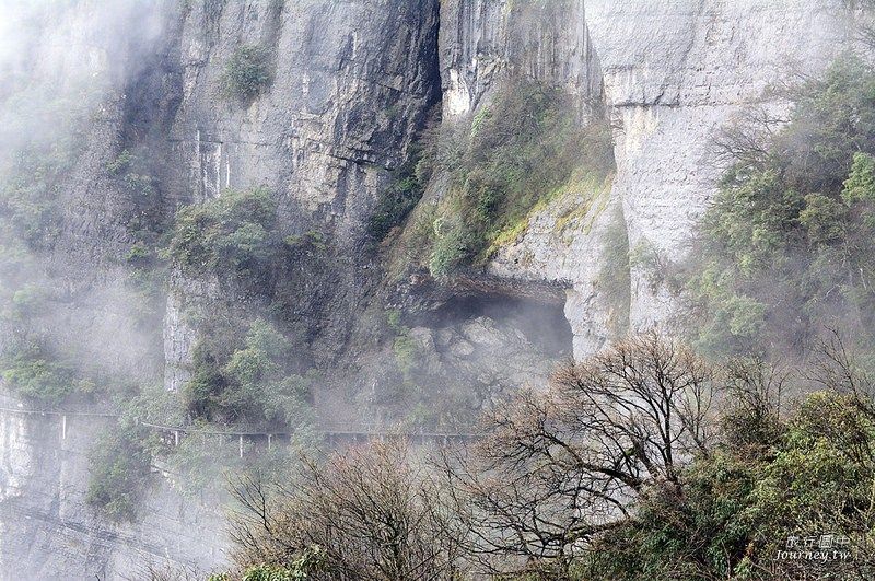 中國真的很厲害，可以沿著崖壁上蓋出一條步道。 (圖片來源：許傑)