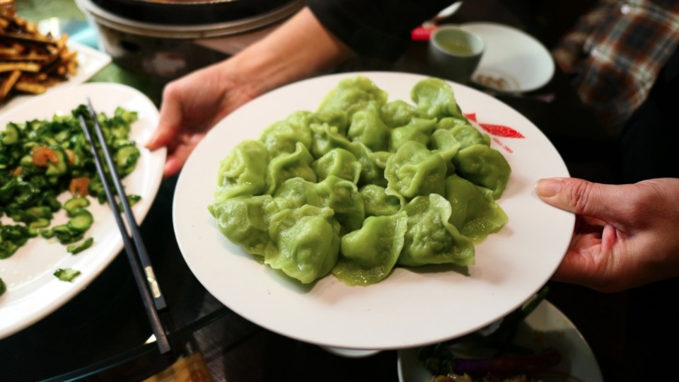 綠色的?（ㄅㄚˋ）魚水餃，是青島最具特色的餡料。（圖片提供:Elliot Yeah）