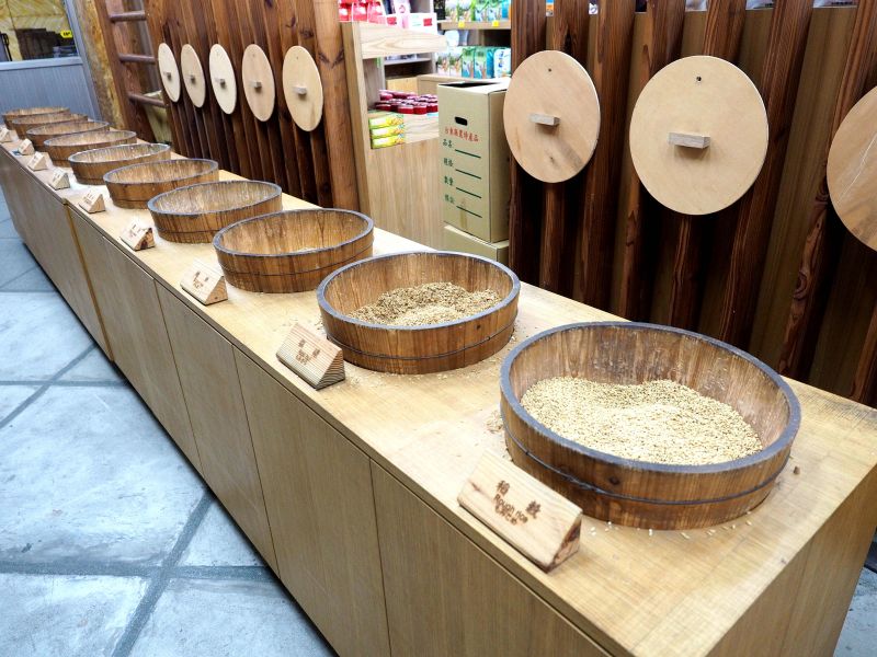 每個米桶裡都裝著不同製程時期的米類，讓遊客理解我們碗中的米從何而來（欣台灣攝影）