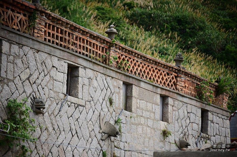 屋頂的「鯽魚嘴」是用來排水的設計，而用以鎮宅避邪的石獅，則是閩東建築中的代表作。(圖片來源：許傑)