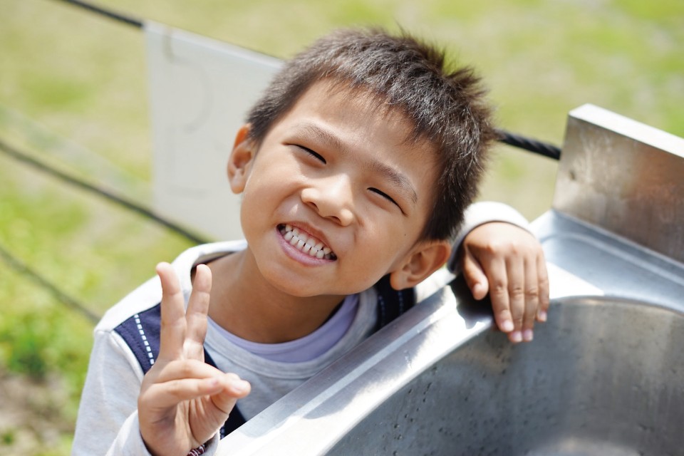 燦爛可愛的笑容，是露營孩子的基本配備。（圖片來源／《劉太太和你露營趣》）