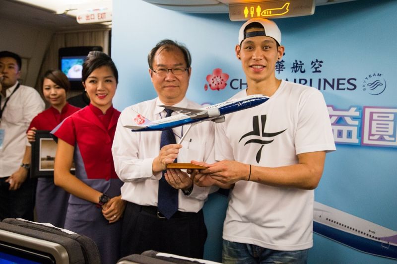 華航資深副總高星潢致贈777波音彩繪機模  型給林書豪。（圖片來源：中華航空提供）