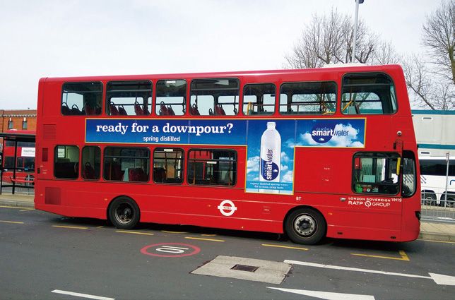 來到倫敦，一定要體驗紅色雙層巴士。（圖片來源：悅知出版社《享受吧！倫敦小旅行》）