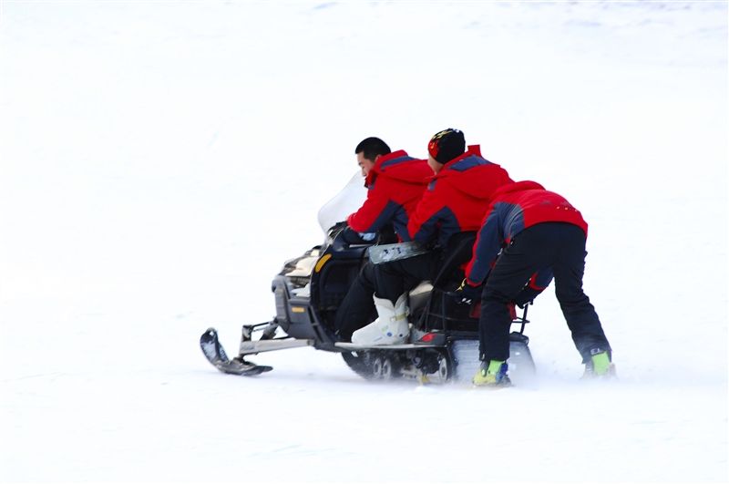 雪上摩托車也是滑雪場的人氣遊樂設施。(需要教練跟隨)
