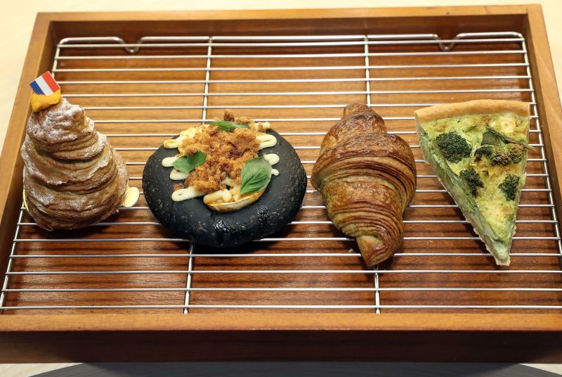 四款台灣在地食材限定麵包！由左至右為：玉山、肉鬆地瓜麵包、台灣茶可頌、九層塔蔬菜鹹派。（台灣GC提供）