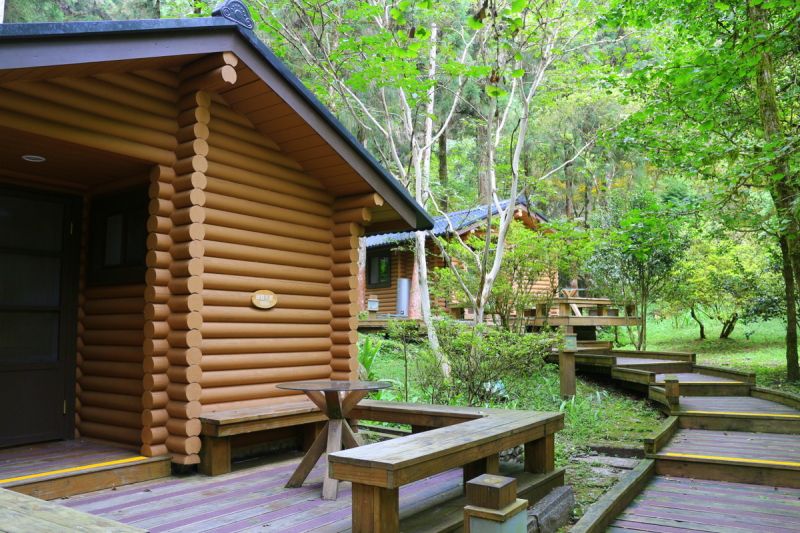 坐落山林內的小木屋，空間獨立、靜謐，充滿優閒的度假風情。(趙相瑀攝影)