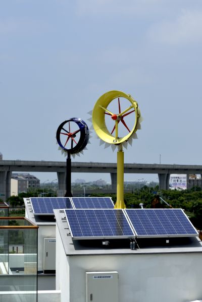 生態教育屋頂之太陽能光電板及風力發電設備；攝影：鄭錦銘