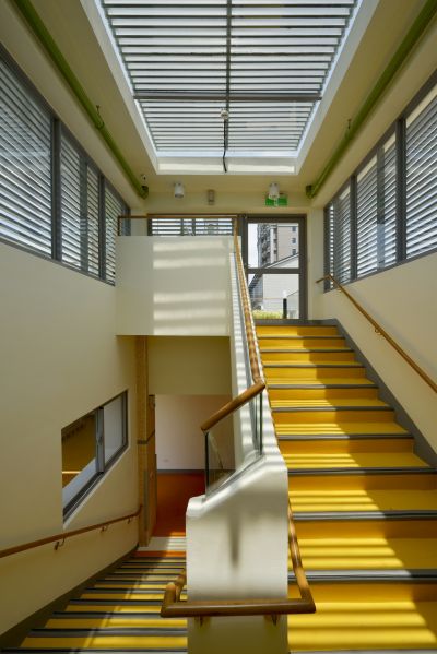 採光充足明亮安全的樓梯間；攝影：鄭錦銘