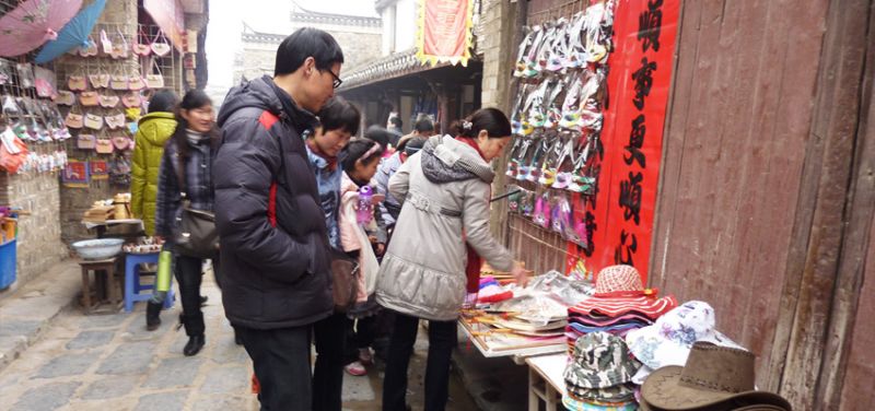 三河古鎮的老街上，還會販賣許多有趣的土特產。(圖片來源:http://www.anhuitravel.com.tw/)