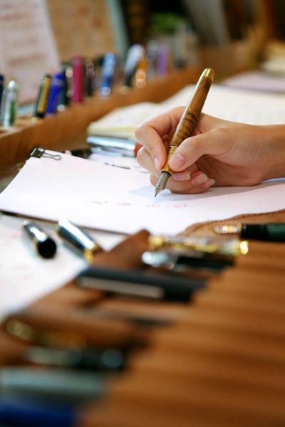 書寫檯提供各式鋼筆，可在此盡情體驗書寫，找到適合自己的鋼 筆。（林勝中攝）