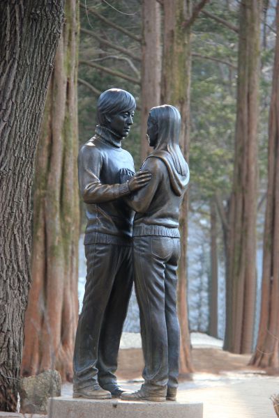韓劇《冬季戀歌》中男女主角的塑像，南怡島也是因為此劇紅遍亞洲。（Photo│123RF）