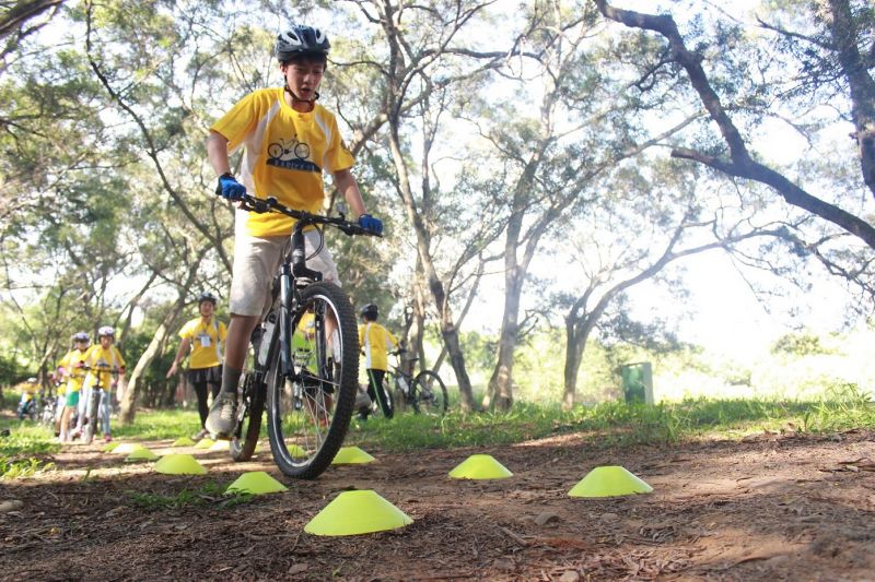 美利達贊助單車DIY夏令營，組裝課程完成後，透過實際的路騎活動，練習運用力學掌握騎乘技巧，讓孩子訓練肢體平衡協調與穩定，寓教於樂。(MERIDA提供)