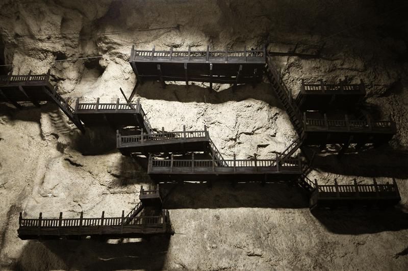 萬佛洞位於千佛山北麓，是千佛山的一大勝景，興建於1992年。集敦煌、龍門、麥積山、雲岡全國四大石窟的精華於一身。圖片來源：山東繁體旅遊網