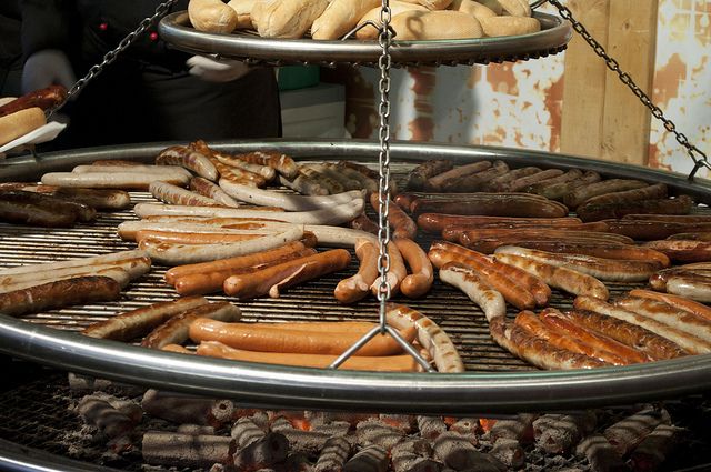 德國經典美食－香腸也是市集裡常見的點心（圖片來源：Flickr cc@Lauren Turner）
