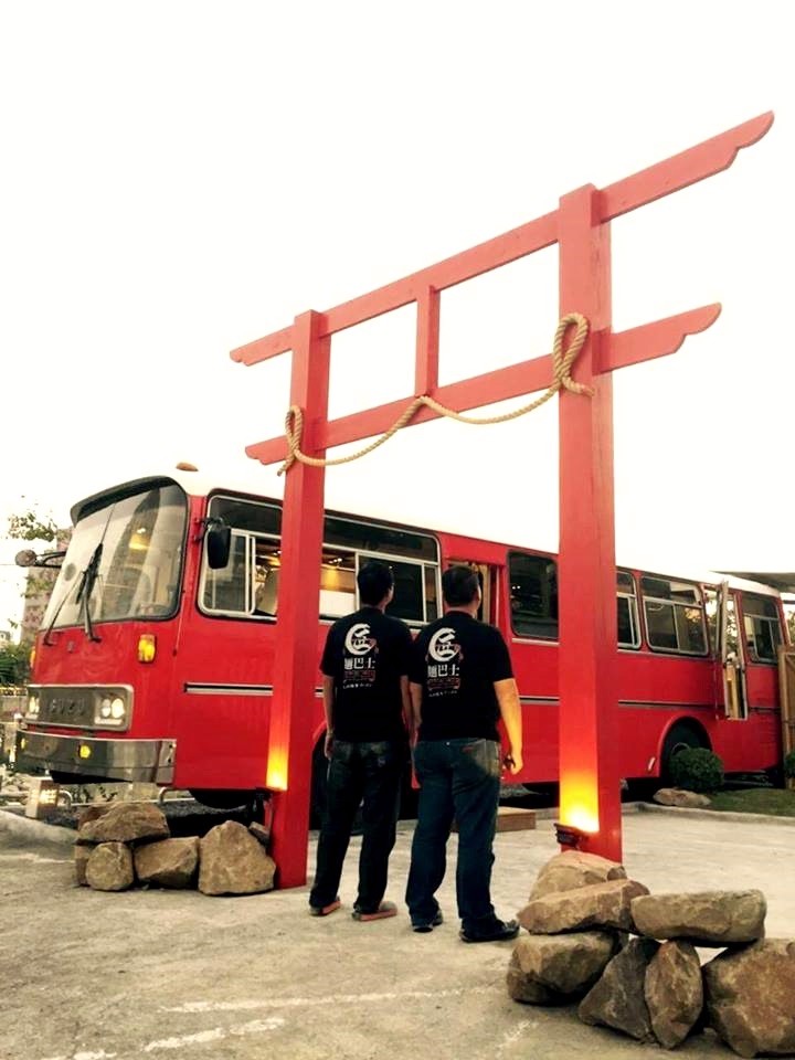 「匠麵巴士」醒目的檜木紅巴士，搭配紅色鳥居，讓人彷彿一秒來到日本。（圖片來源／匠麵巴士粉絲團）