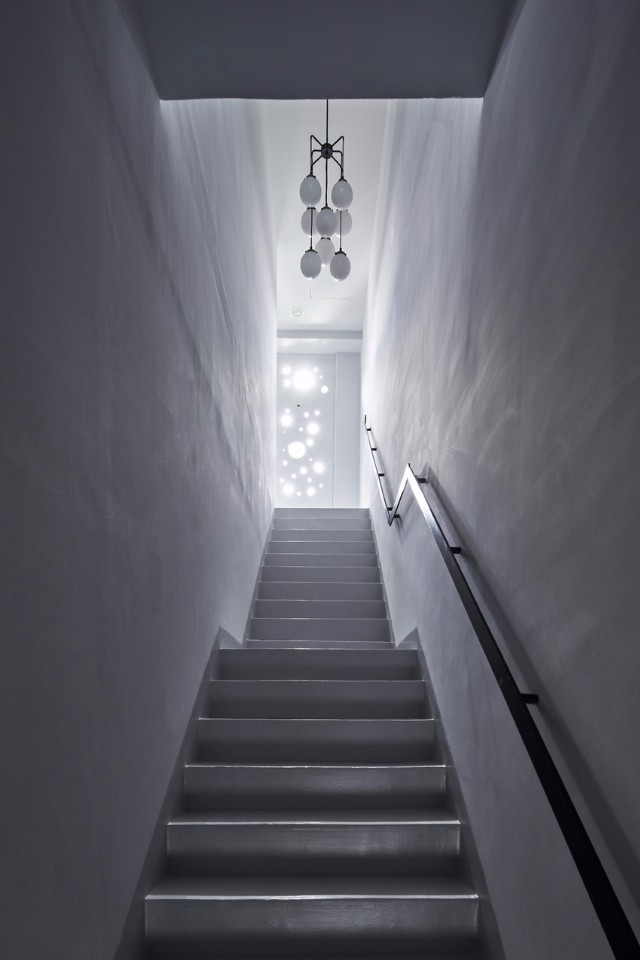上樓的過程透過樓梯的及長型通廊的景深安排，讓行走其中的房客得以洗滌心靈。(上滕聯合建築師事務所提供（Lucas K. Doolan攝）)