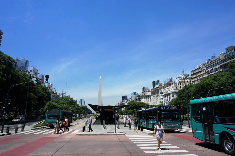 這條馬路名為「七月九日大道」，為紀念阿根廷獨立而得名，路寬110公尺，為世界之最，步行穿越需要通過3個紅綠燈。（照片提供：老黑）