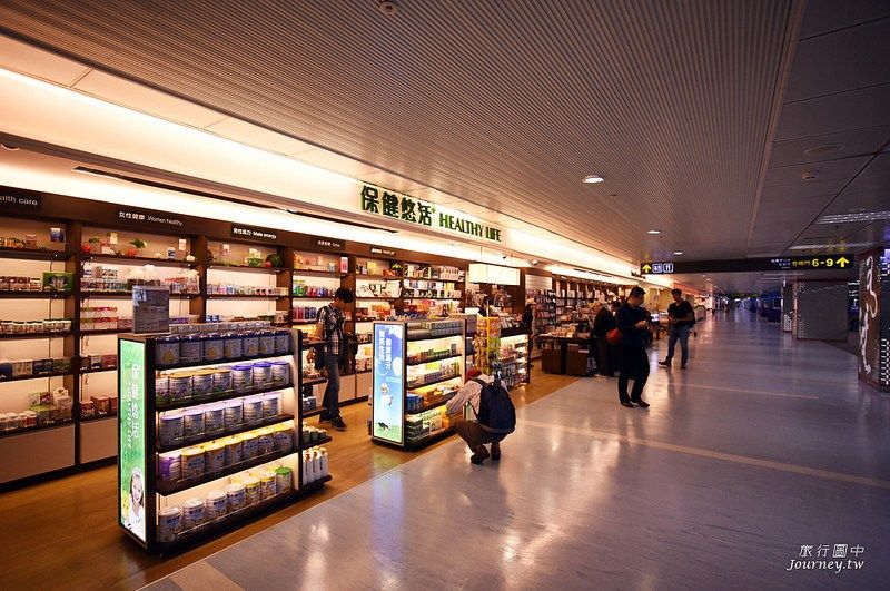 台北松山機場國際線出境處設立有圖書館及臨時藥妝店(圖片來源：許傑)